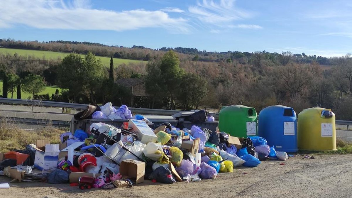 Un dels punts d’Olius on es registren continus abocaments d’escombraries.