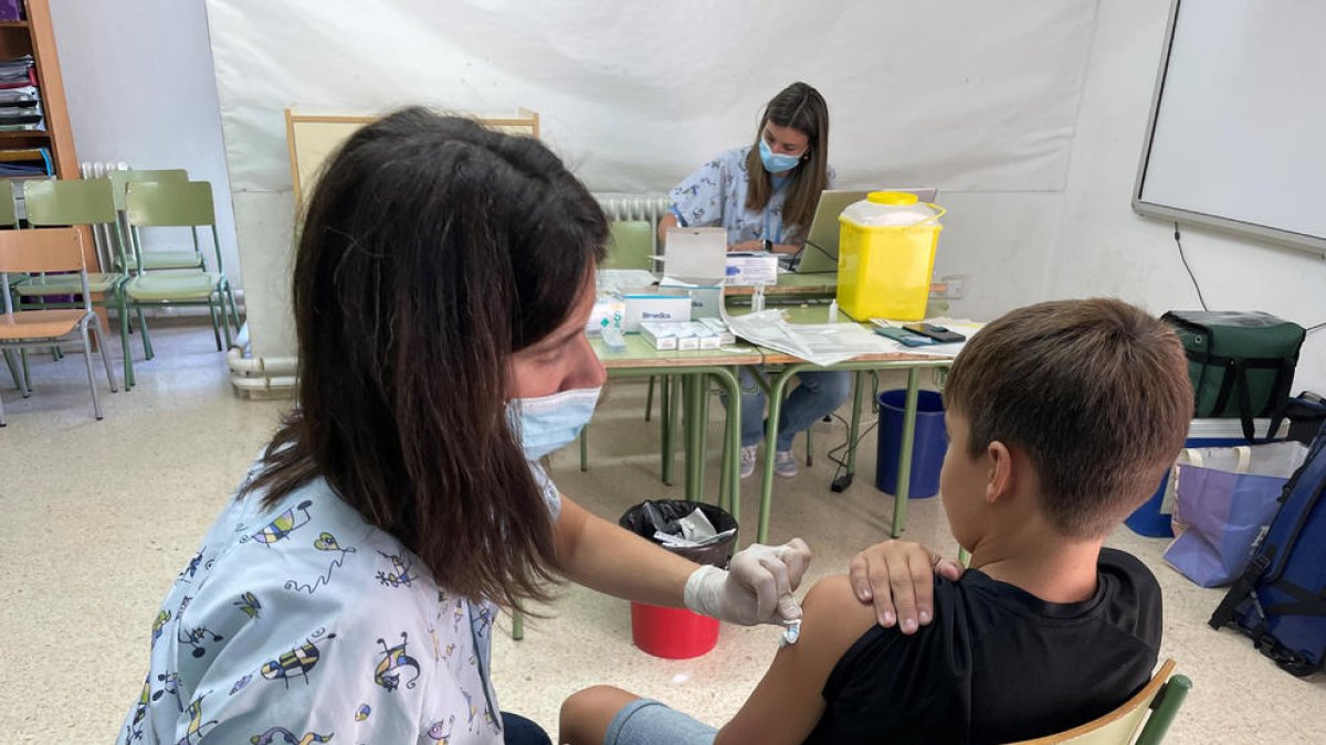Un dels alumnes que van rebre ahir la vacuna.