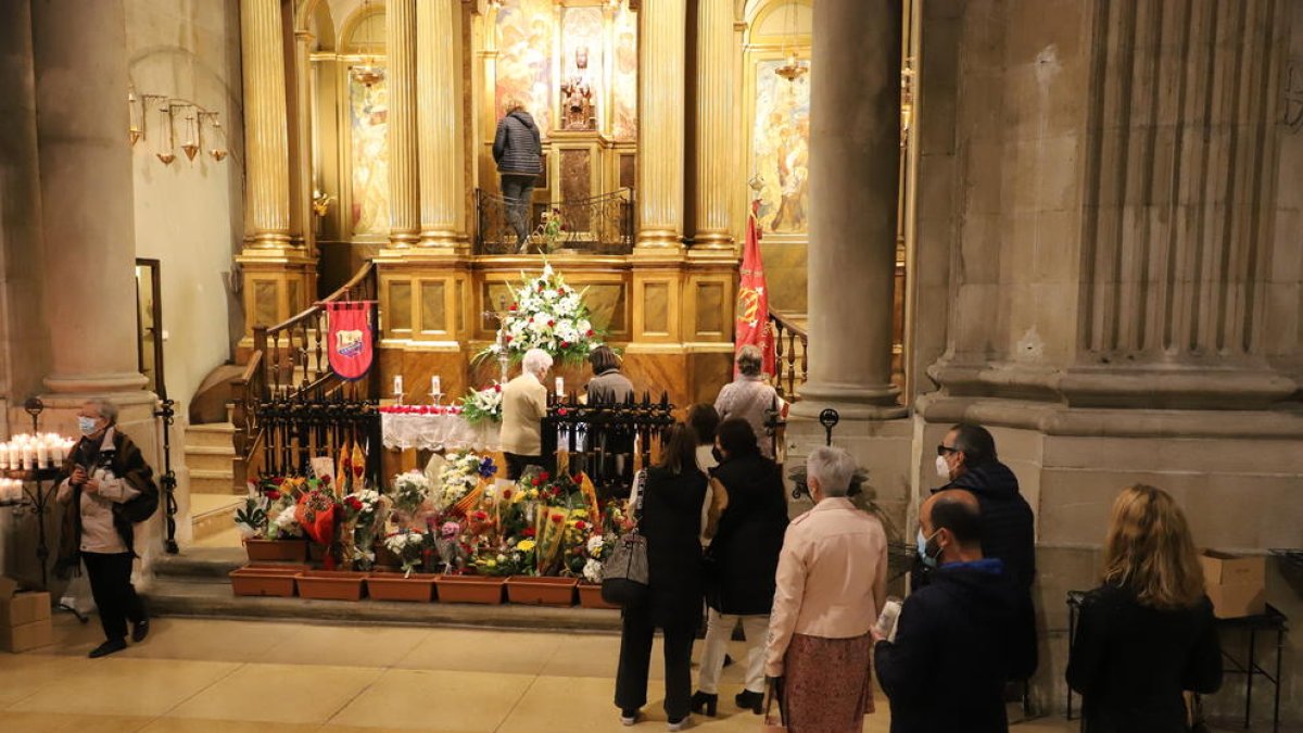 Fieles haciendo cola ayer por la mañana para subir al altar y adorar a la virgen, en la catedral.