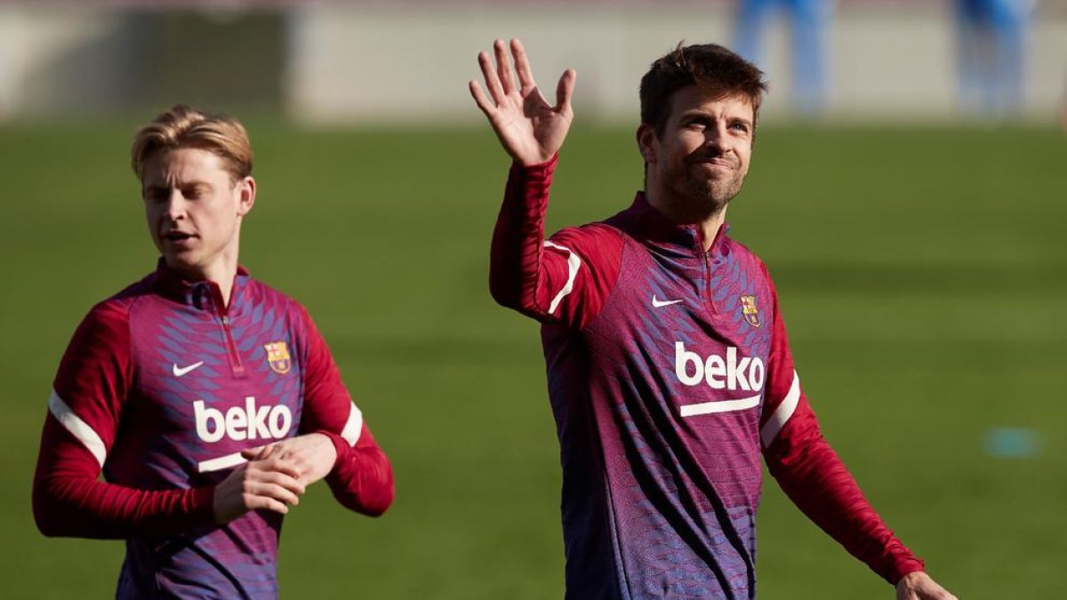Gerard Piqué, en un entrenament recent, amb Frenkie de Jong.
