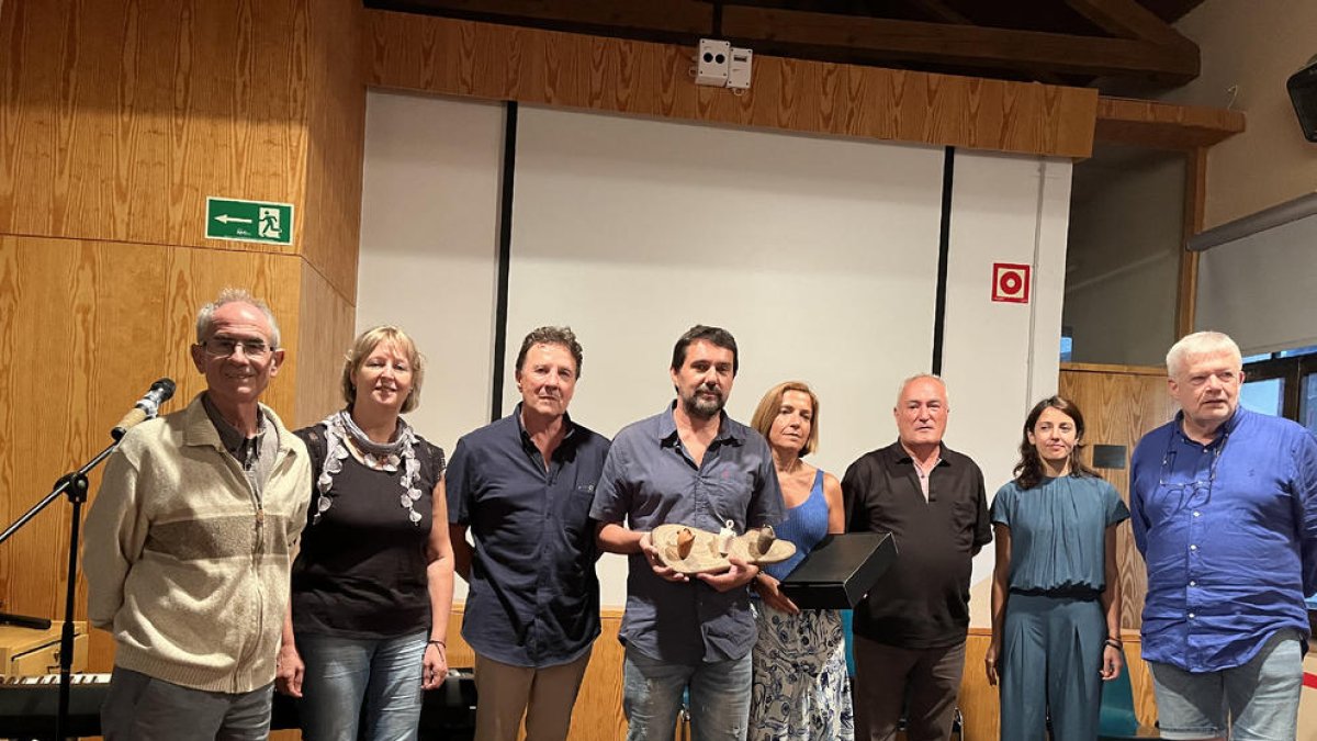 El guanyador del concurs, Xavier Valls (amb el trofeu), amb altres premiats i membres del jurat.