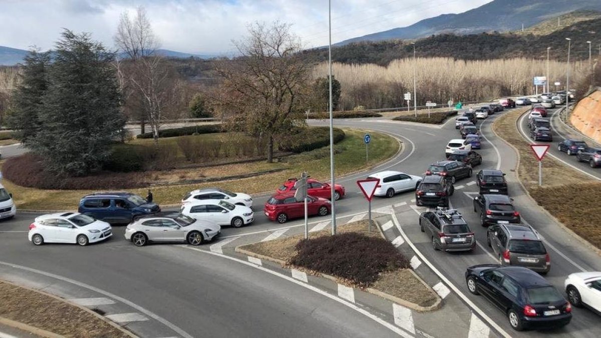 Imatge de les cues ahir al migdia a la Seu d’Urgell en direcció a Andorra.