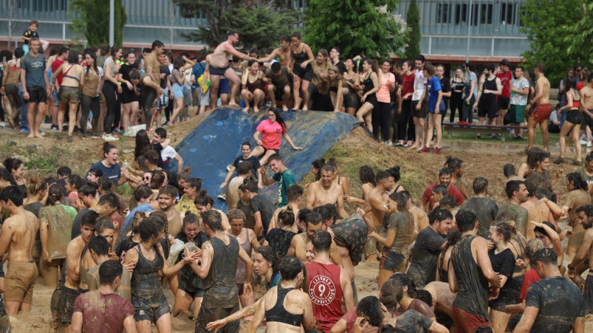 Els joves a la tradicional piscina de fang, l’activitat més participativa de la festa.