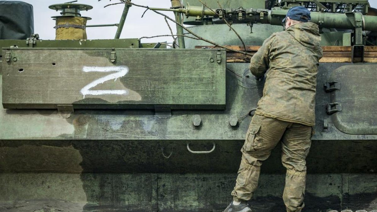 Soldado ucraniano en un vehículo blindado capturado con el símbolo Z del ejército ruso en Kharkiv, Ucrania.