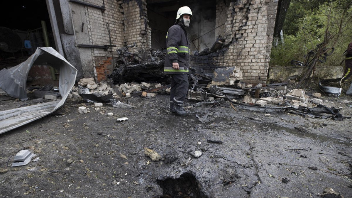 Un cràter provocat per un míssil en un atac rus a Khàrkiv.