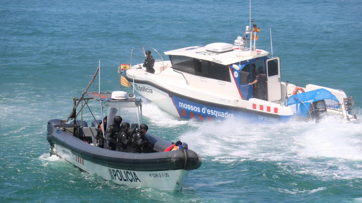 Dos vaixells de la unitat marítima dels Mossos d’Esquadra.