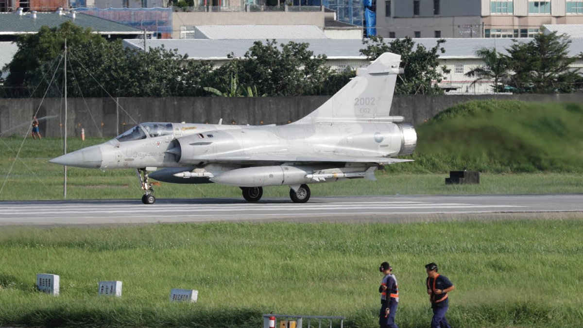 Un avió d’atac, ahir en una pista d’aterratge a Taiwan.
