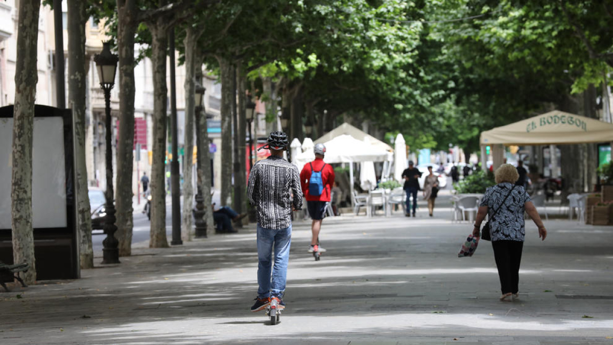 Un usuari de patinet elèctric a la rambla Ferran.