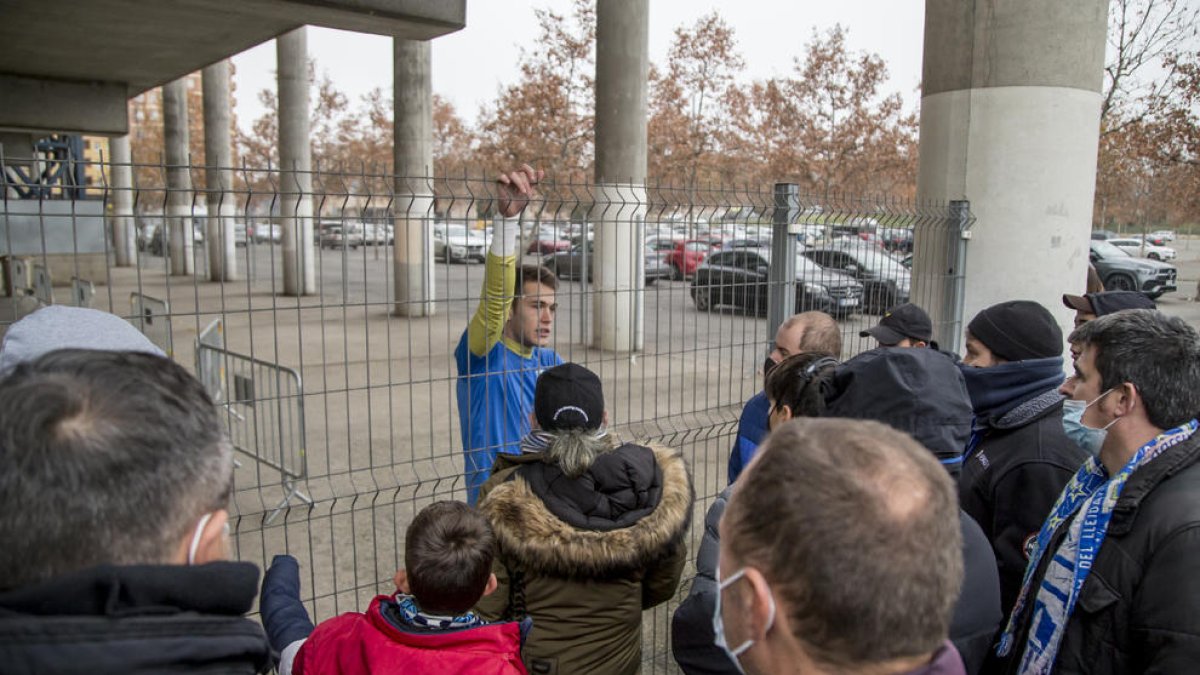 Vidal atén aficionats el dia del partit amb el Brea, que el club va decidir que fos a porta tancada.