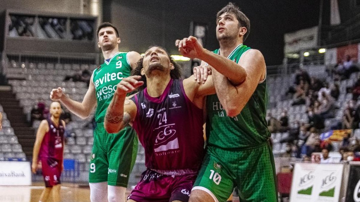 Michael Carrera, en una acció del partit davant de l’Osca, el 17 de desembre passat.