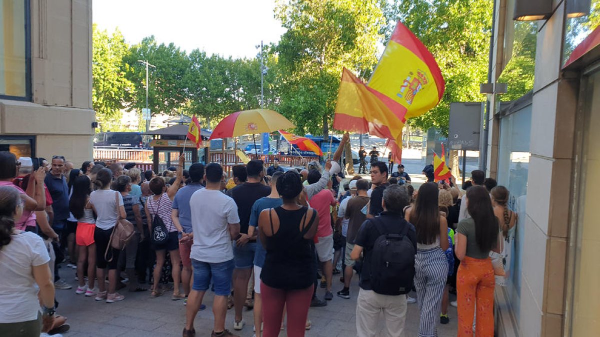 El carrer Cavallers va acollir els manifestants monàrquics.