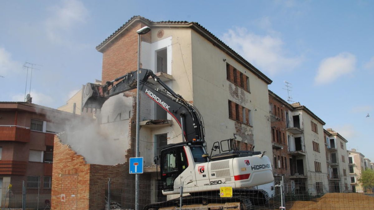 Els treballs de demolició van començar ahir.