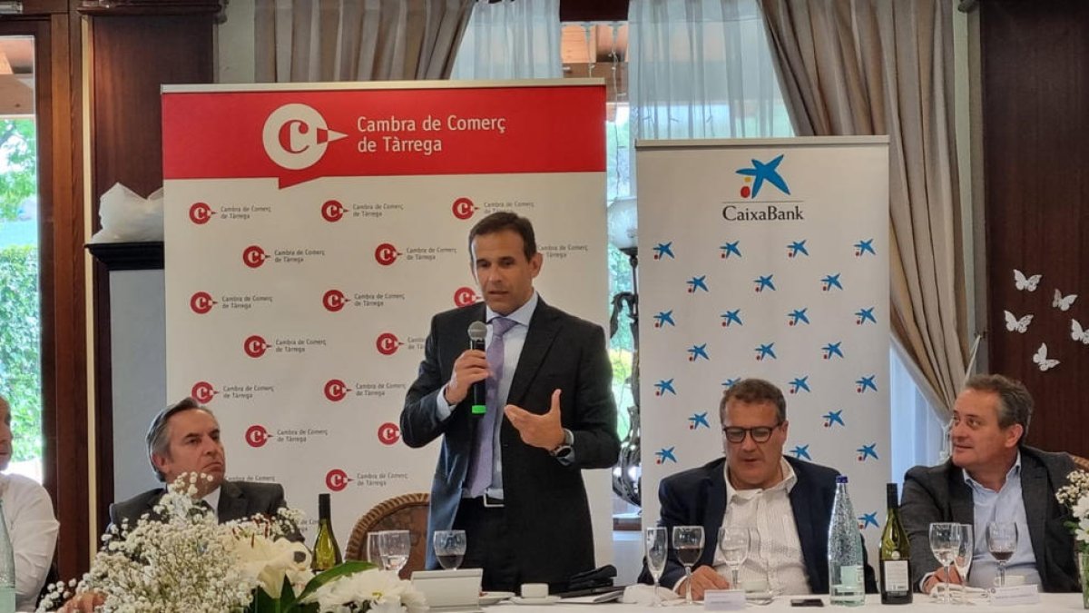 El director de Catalunya de CaixaBank interviniendo en el acto.
