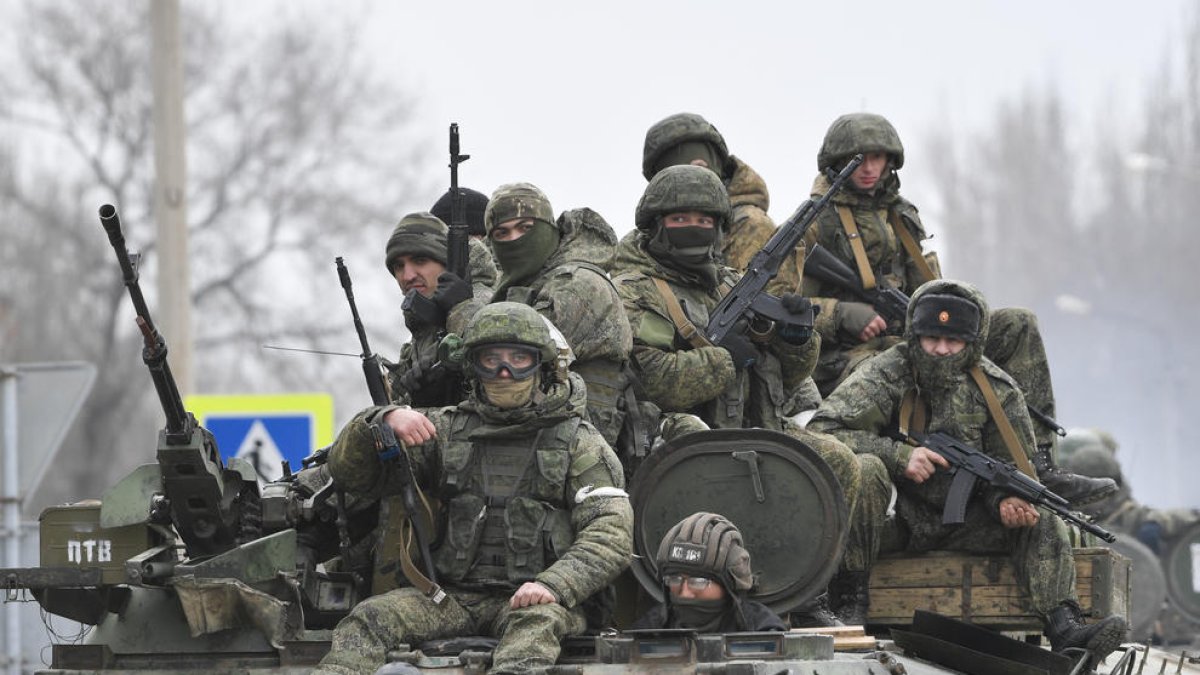 Imatge de militars russos pujats en un blindat a Armiansk, a la part nord de Crimea.