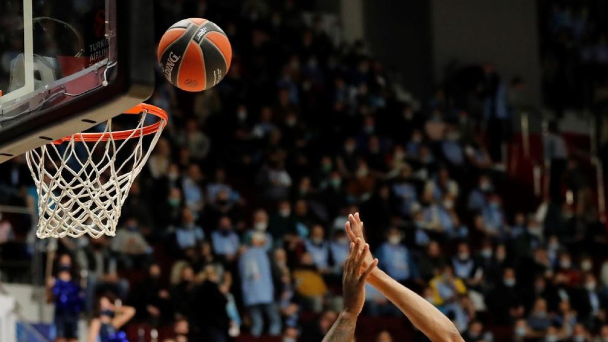 Brandon Davis lanza a canasta ante Tarik Black, jugador del Zenit.