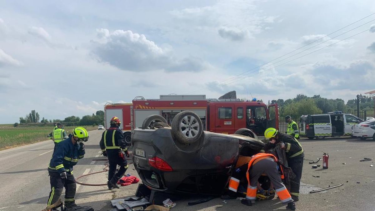 Los Bomberos de Fraga rescataron al conductor herido.