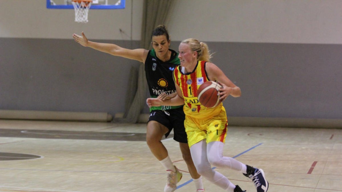 Taylor Koenen, una de las nuevas incorporaciones del Cadí, bota el balón ante una rival.