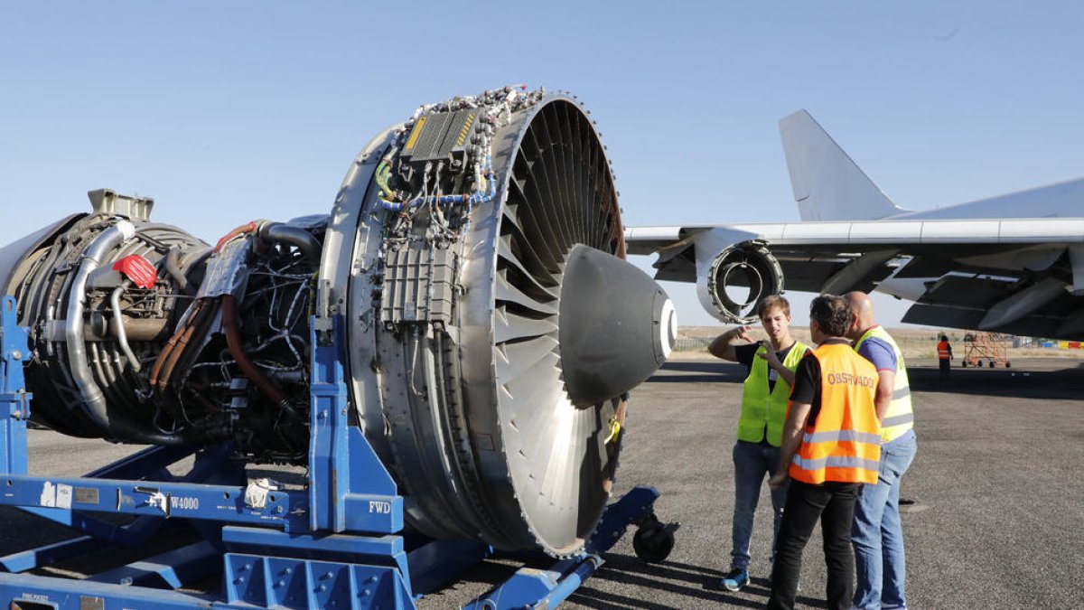 Alguaire va acollir una jornada de portes obertes en què es va mostrar un avió desmantellat.