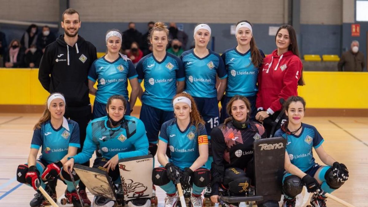 Las jugadoras del Alpicat con su técnico, Miquel Serret.