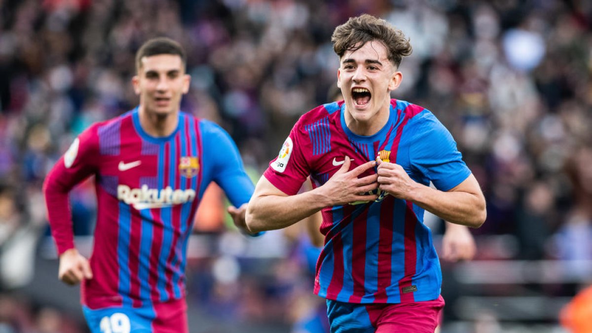 Gavi celebra el gol que remuntava el partit, amb Ferran al fons.
