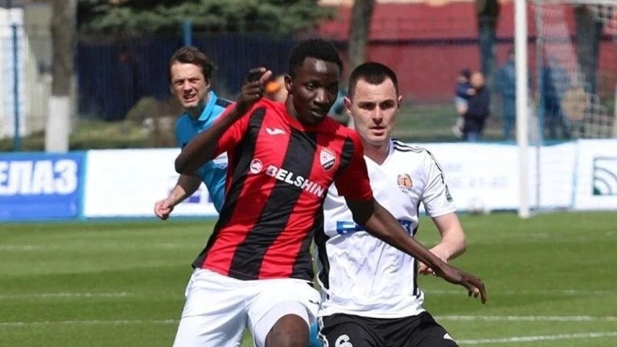 Musa Isah durant un partit amb el Belshina.