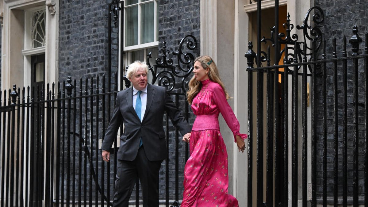 Boris Johnson abandona Downing Street junto a su mujer, Carrie.