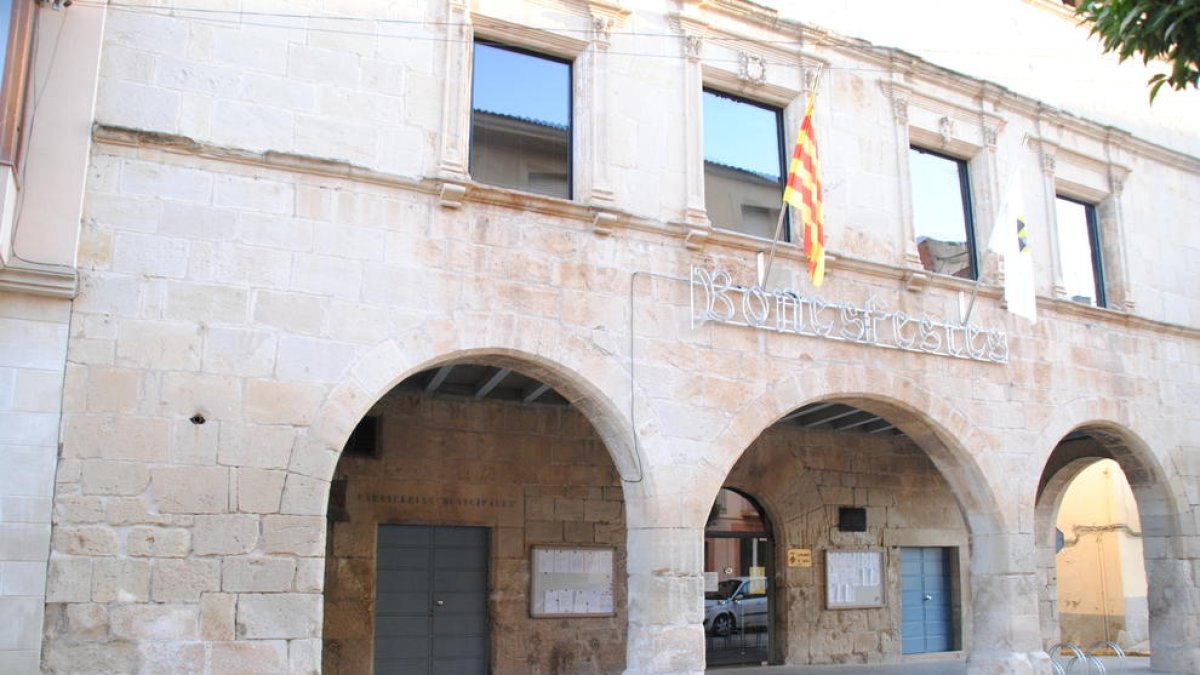 La façana del consistori de Linyola.