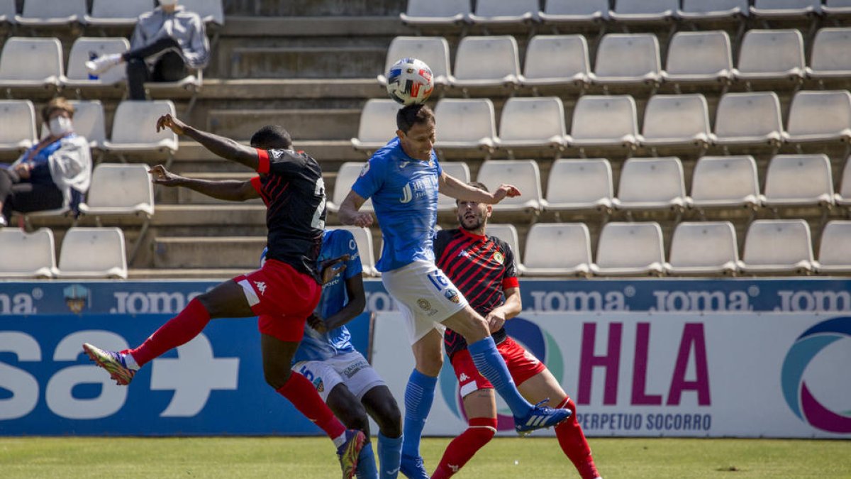 César Soriano despeja de cabeza durante el partido ante el Hércules en el Camp d’Esports.
