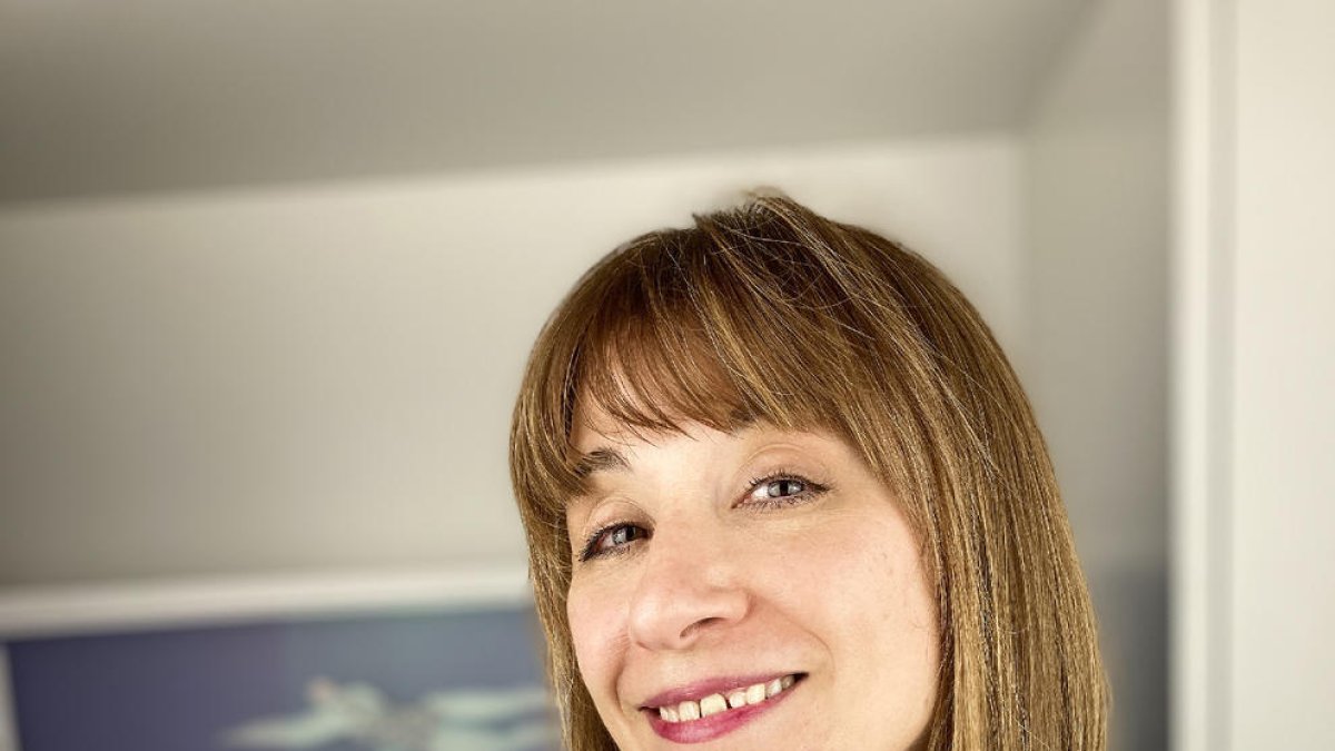 Sònia Alins, con el premio y un ejemplar de su agenda Moleskine.