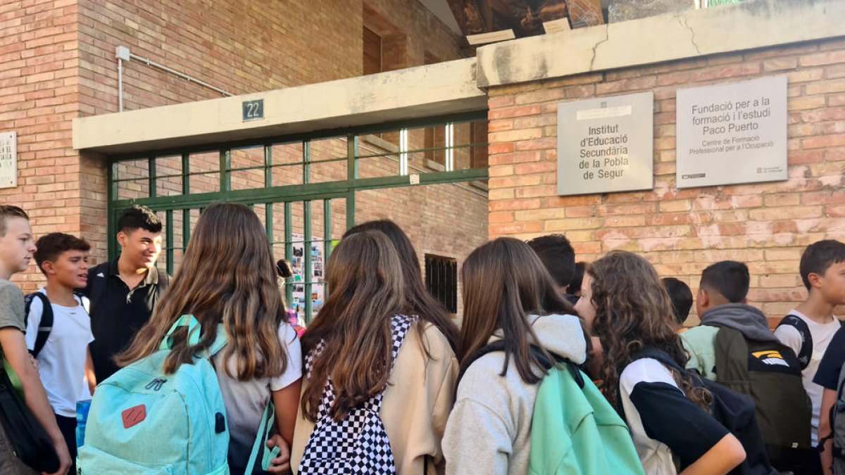 Alumnos en la entrada del instituto de la Pobla de Segur este miércoles.