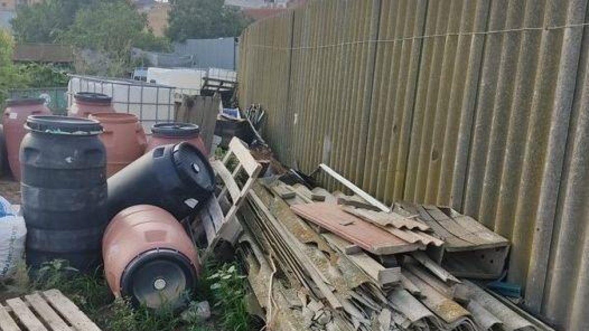 Denunciat un abocament d'amiant en una finca d'Els Alamús