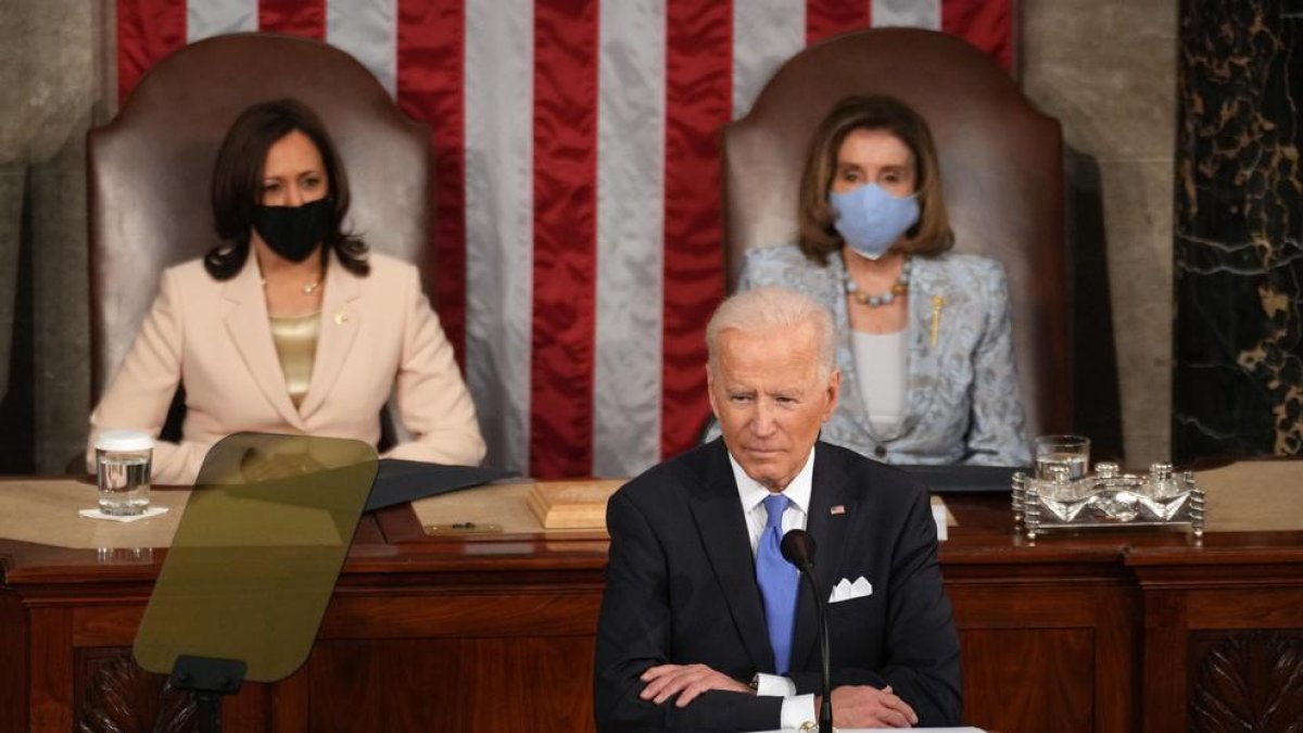 Joe Biden dio su primer discurso en sesión conjunta de ambas cámaras con Kamala Harris y Nancy Pelosi presidiendo el acto.