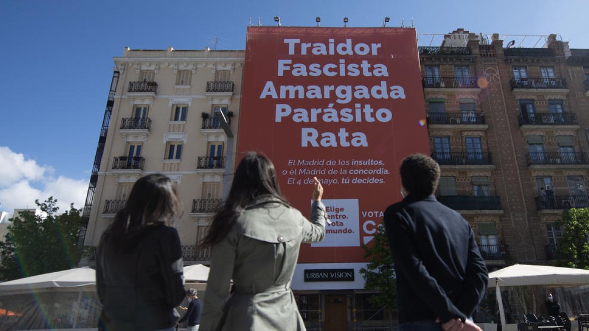 Inés Arrimadas, Begoña Villacís i Edmundo Bal observen un gran cartell electoral de Ciutadans.