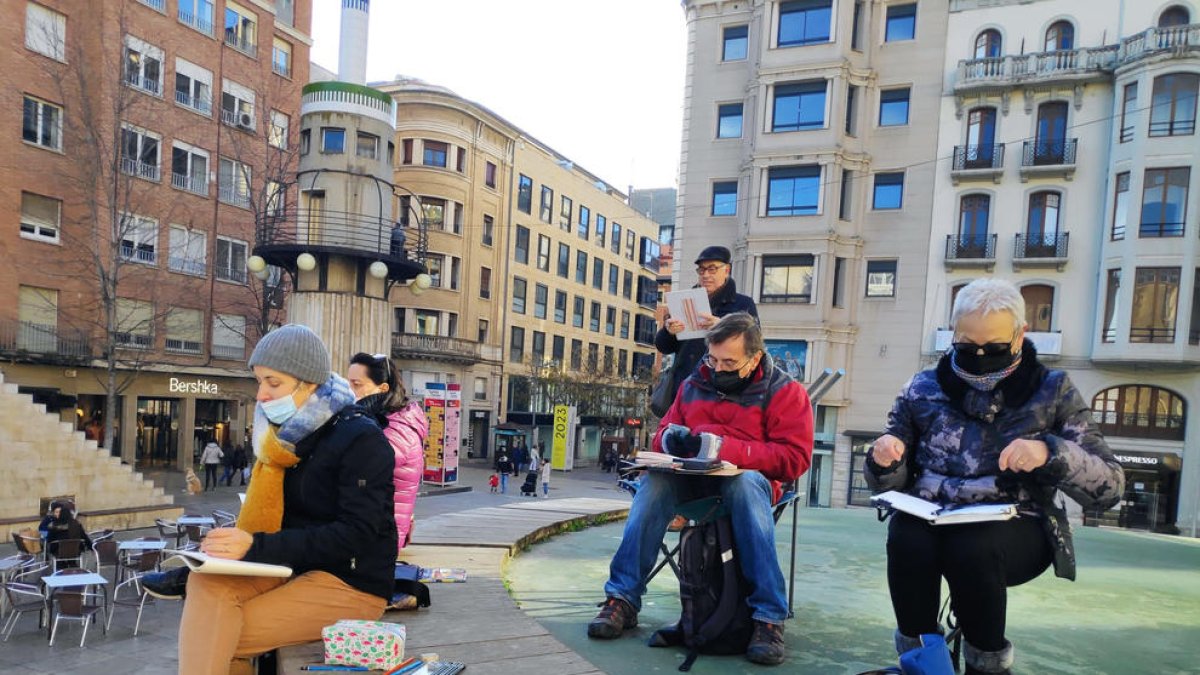 Primera trobada de l'any dels Urban Sketchers a la plaça Sant Joan