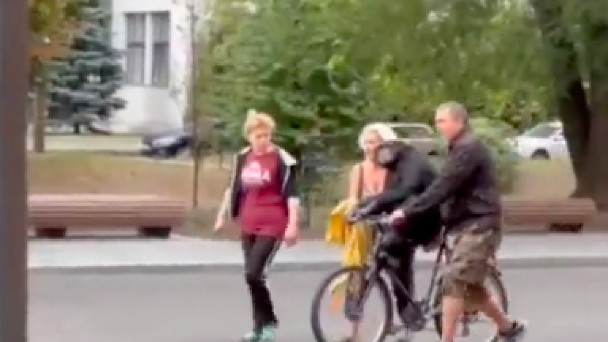 VÍDEO. Un chimpancé escapa de un zoo de Ucrania asustado por los bombardeos y vuelve en bicicleta