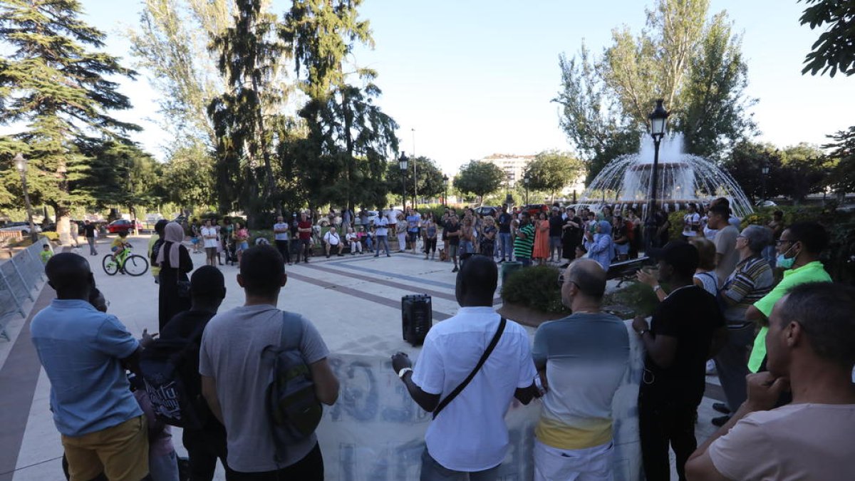 Concentración en Lleida por las víctimas de Melilla.