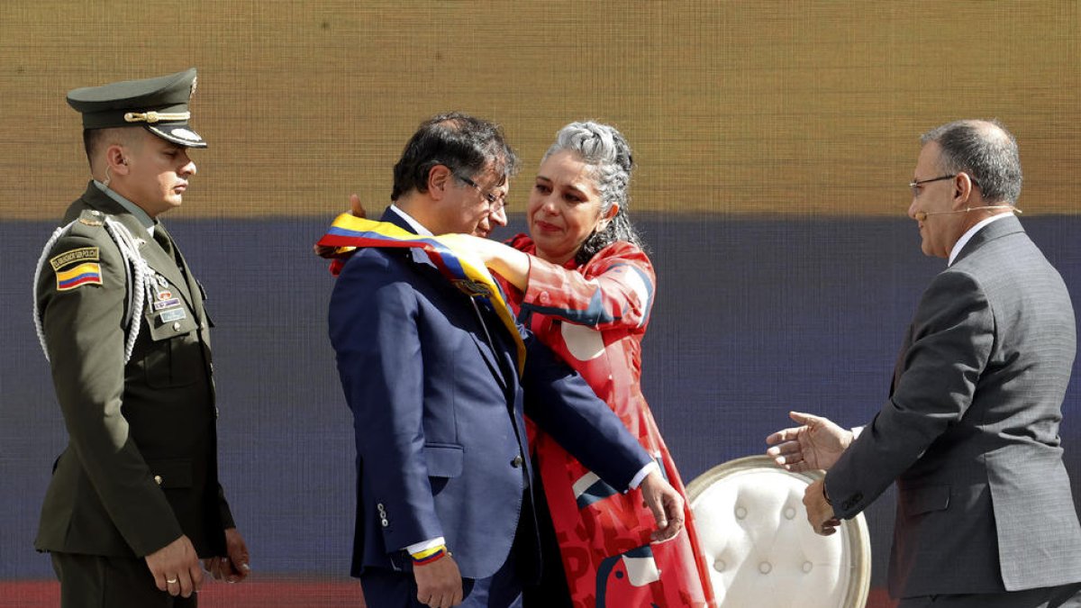 María José Pizarro, hija de un guerrillero que fue compañero del ya presidente, invistió a Gustavo Petro.