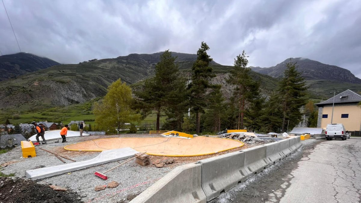 L’skate park en construcció a Arties.