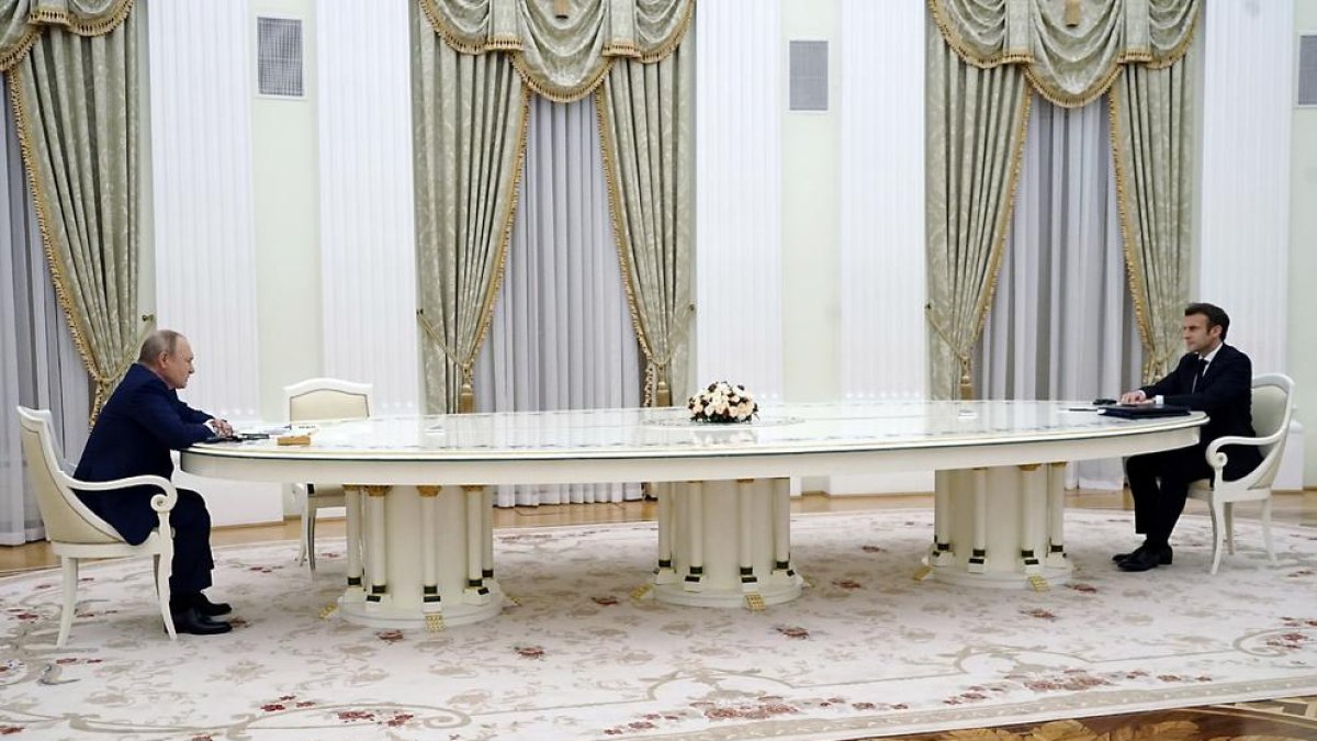 Un momento de la reunión entre Vladímir Putin y Emmanuel Macron, en Moscú.