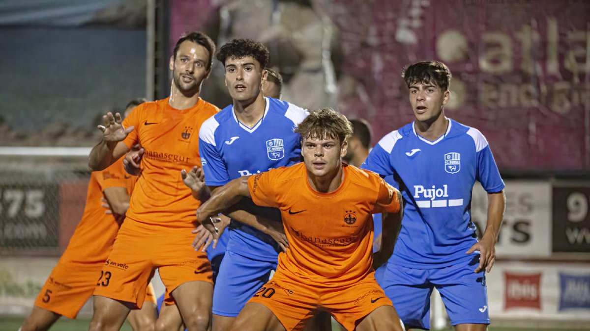 Una acció del partit d’ahir entre l’Atlètic Lleida i el Borges.