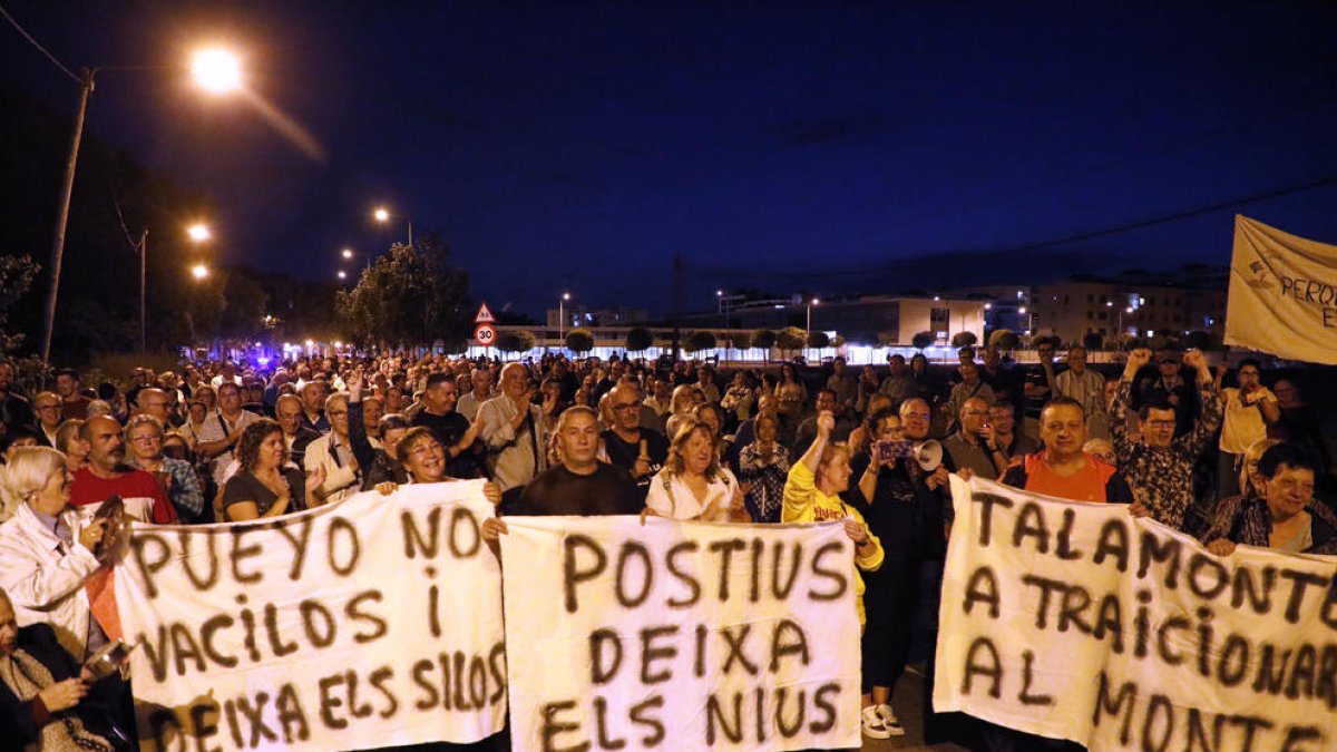 Los asistentes a la protesta, que cortó el antiguo acceso de la carretera de Corbins, escuchando el manifiesto junto a los antiguos silos.