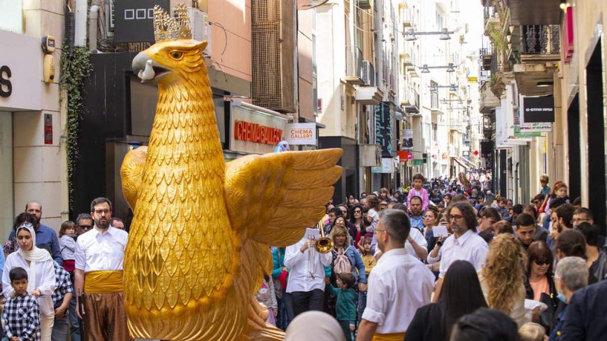 La nueva Águila de Lleida recibió un baño de masas con un pasacalle por el Eix Comercial.