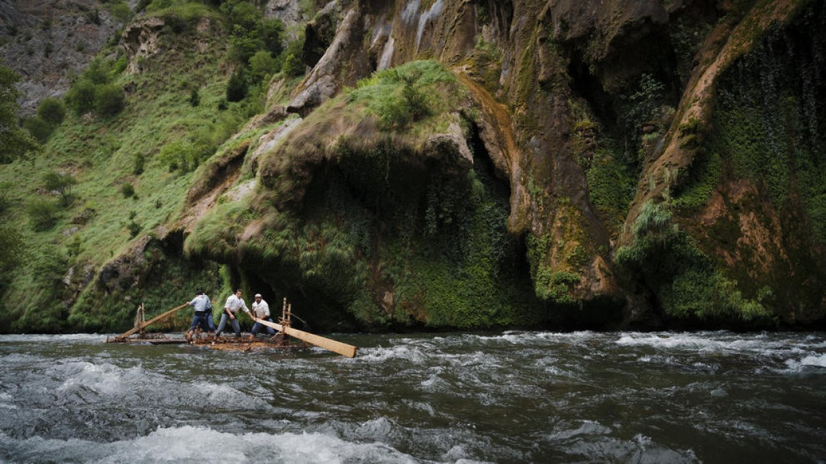 Imatge espectacular del rai ahir a la tarda al seu pas per la cascada de l’Argenteria.