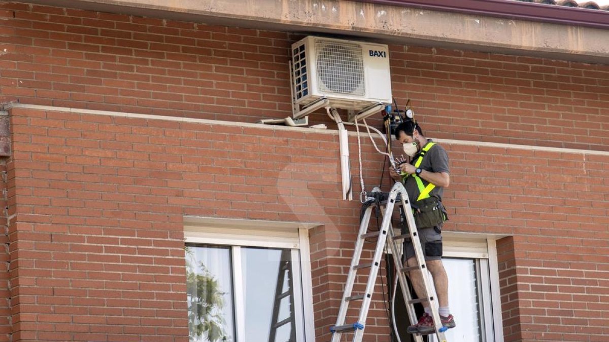 Treballs d'instal·lació d'un equip d'aire condicionat