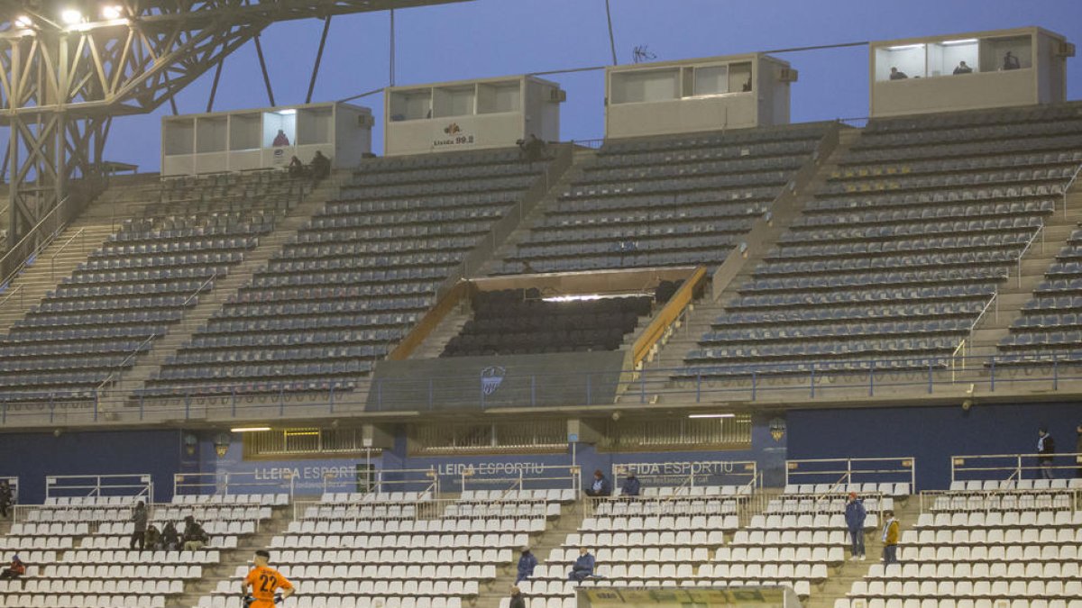 Vista de la Tribuna del Camp d’Esports y el palco en el que hace meses no aparecen los directivos.
