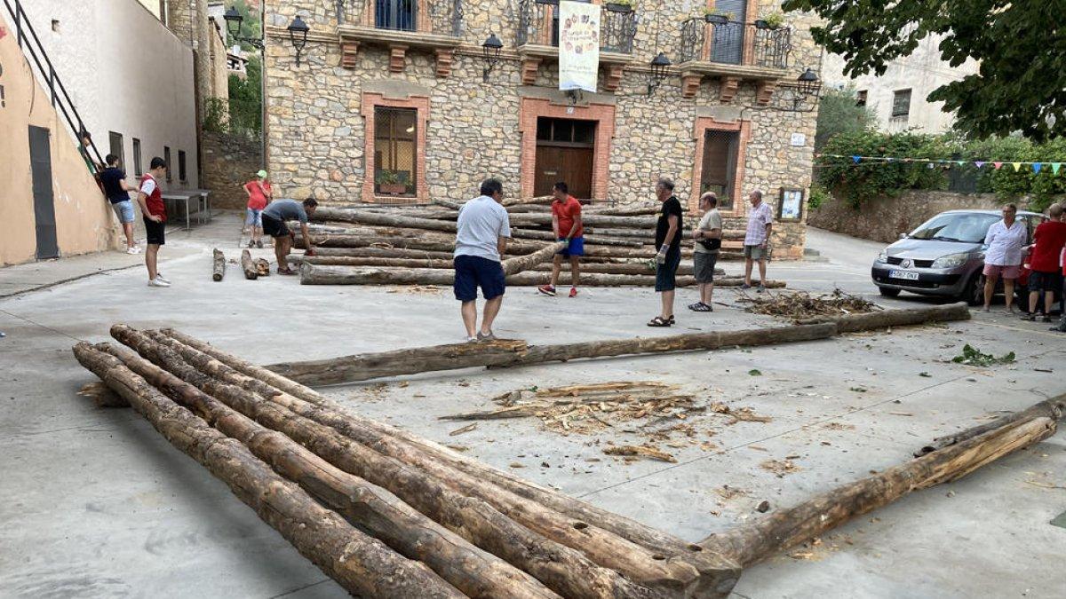 La plaza del ayuntamiento de Coll de Nargó se ha llenado de troncos para construir las embarcaciones.