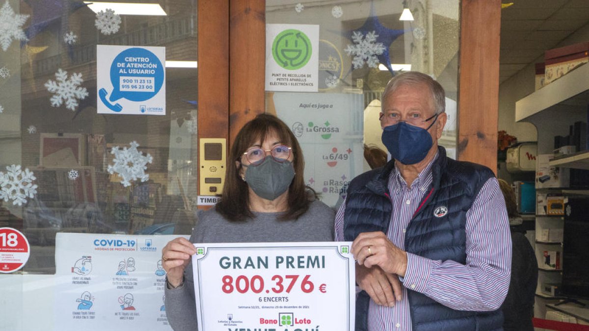 Los titulares del quiosco de Aitona que repartió el premio.