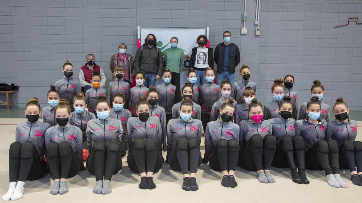 Staniouta (en el fondo de verde) junto a autoridades locales y gimnastas del club Ippon.
