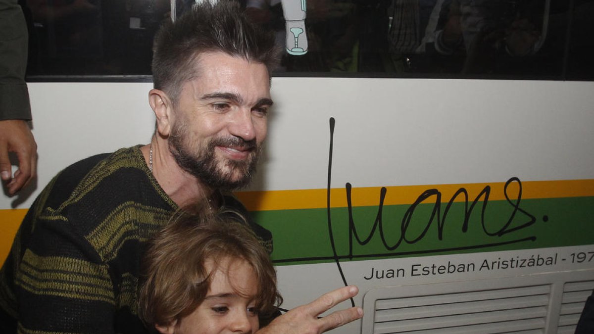Juanes, en una imagen de archivo en el metro de Medellín.
