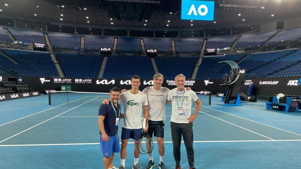 Novak Djokovic, a la foto amb els tècnics, es va començar a entrenar a la pista de l’Obert d’Austràlia.